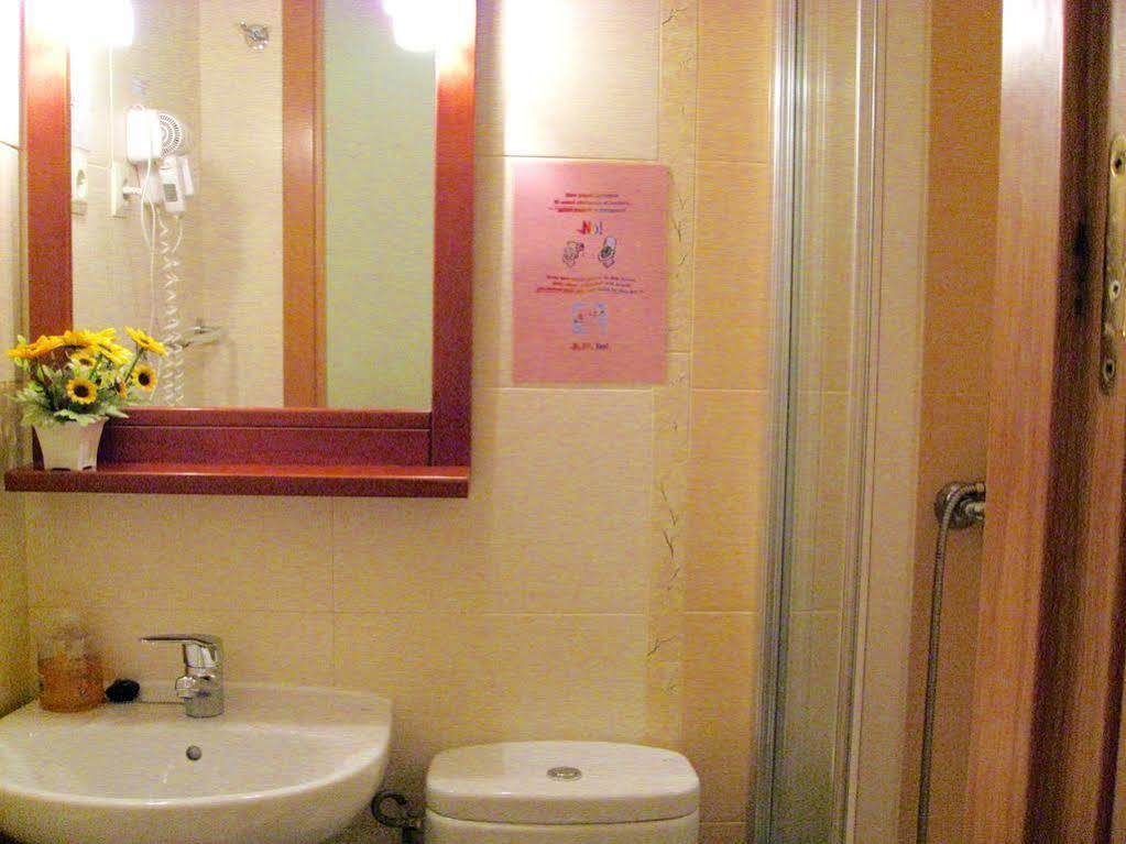Hostal Tirso Plaza Madrid Exteriör bild
