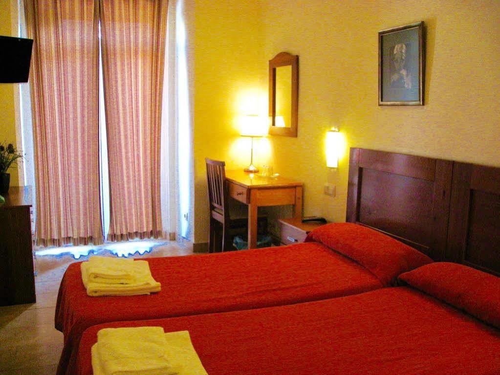 Hostal Tirso Plaza Madrid Exteriör bild