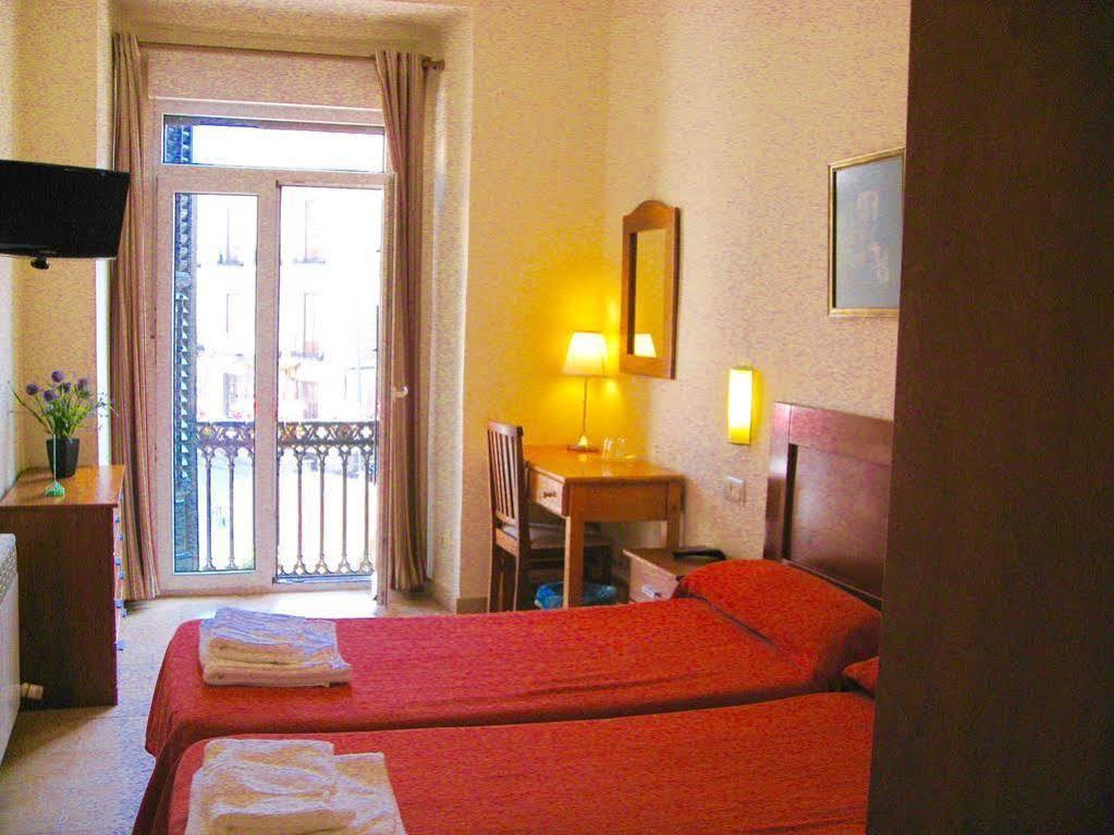 Hostal Tirso Plaza Madrid Exteriör bild
