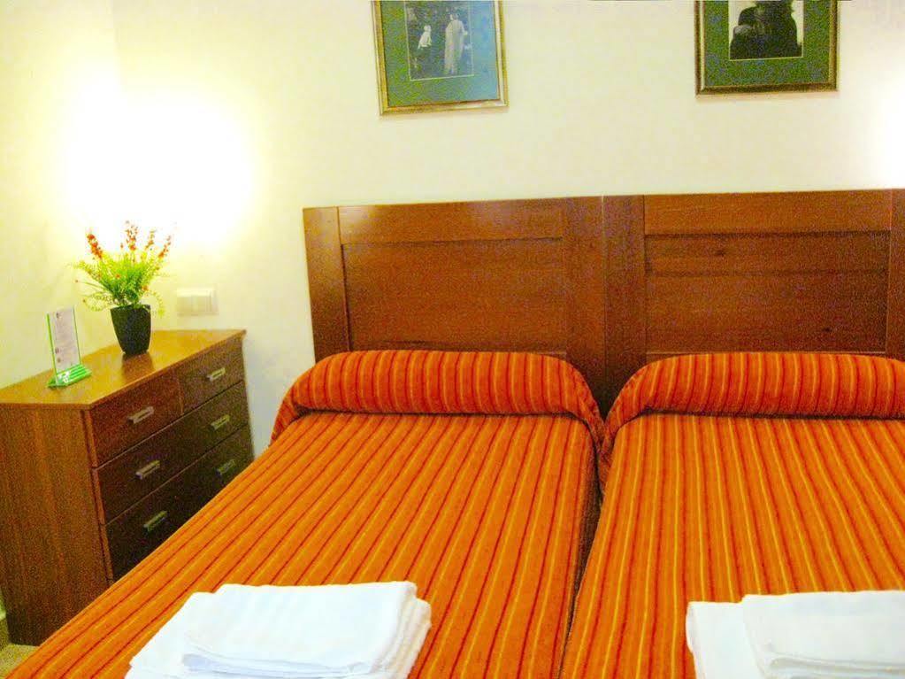Hostal Tirso Plaza Madrid Exteriör bild