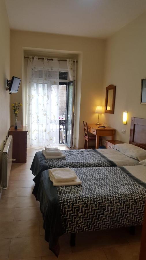 Hostal Tirso Plaza Madrid Exteriör bild